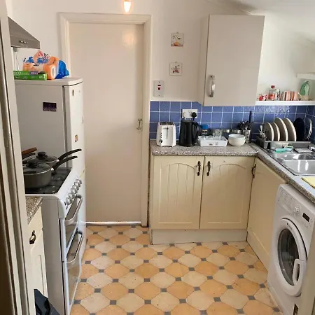 Guest house Double Bedroom Near The St Street Rail Station *
