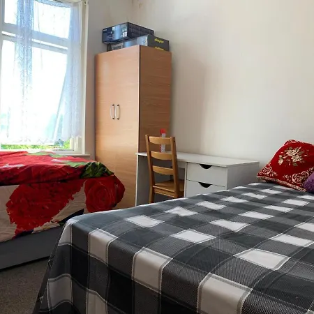 Double Bedroom Near The St Street Rail Station Guest house *