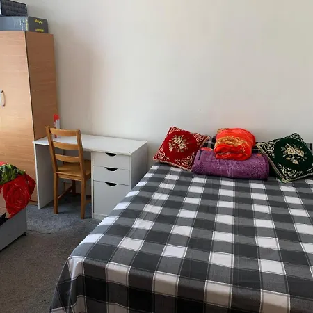 Double Bedroom Near The St Street Rail Station Guest house London