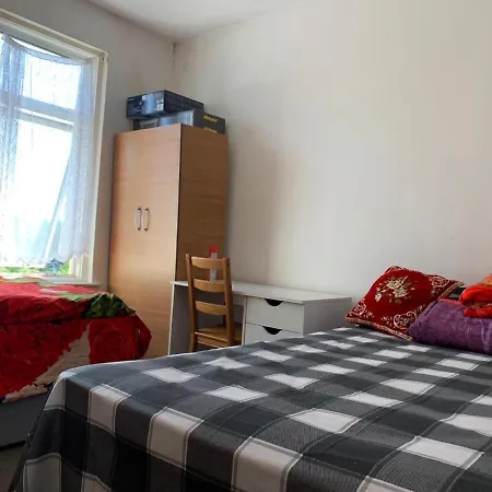 Guest house Double Bedroom Near The St Street Rail Station London