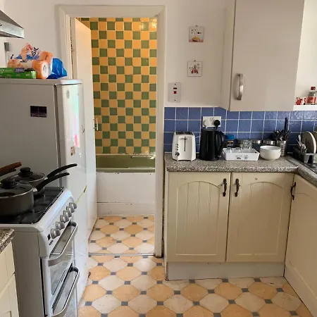 Guest house Double Bedroom Near The St Street Rail Station London
