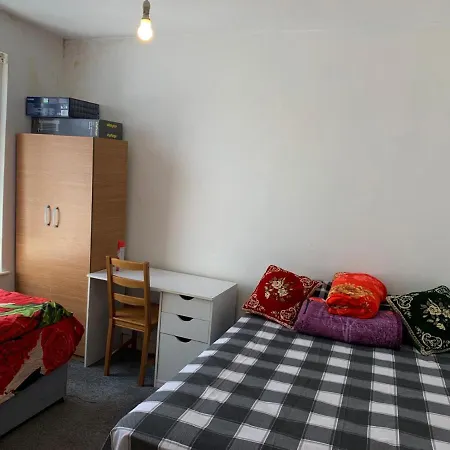 Guest house Double Bedroom Near The St Street Rail Station *