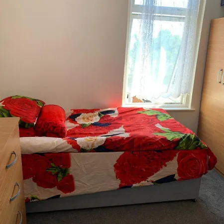 Double Bedroom Near The St Street Rail Station Guest house