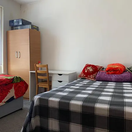 Double Bedroom Near The St Street Rail Station Guest house *