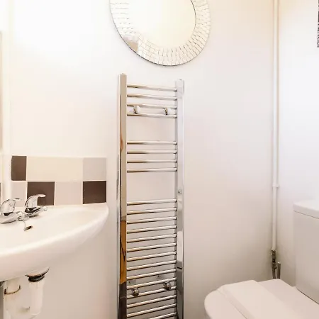 Spacious Flat In South With Balcony - Pass The Keys