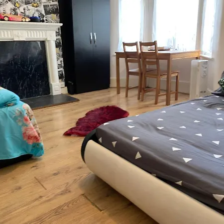 Double Bedroom Near The St Street Rail Station