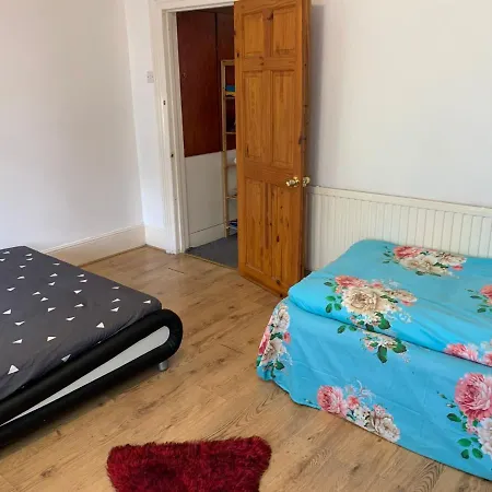 Double Bedroom Near The St Street Rail Station Guest house