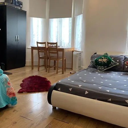 Double Bedroom Near The St Street Rail Station * London
