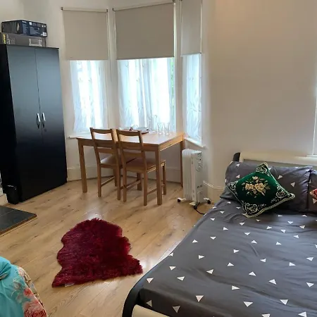 Double Bedroom Near The St Street Rail Station London