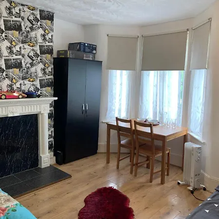 Double Bedroom Near The St Street Rail Station London