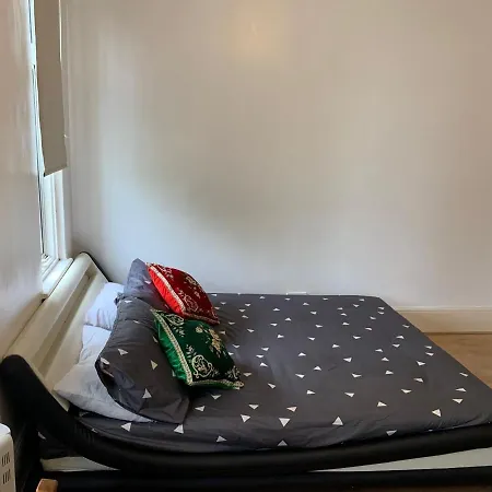 Guest house Double Bedroom Near The St Street Rail Station London