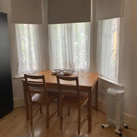 Double Bedroom Near The St Street Rail Station Guest house London