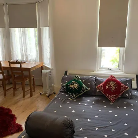 Double Bedroom Near The St Street Rail Station