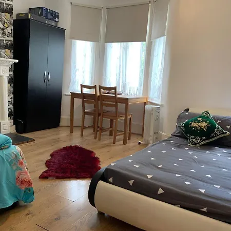 Guest house Double Bedroom Near The St Street Rail Station