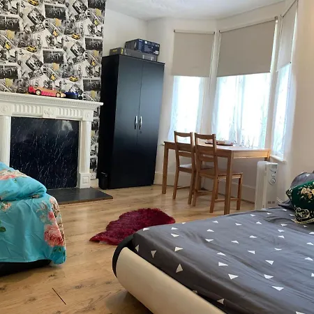 Double Bedroom Near The St Street Rail Station