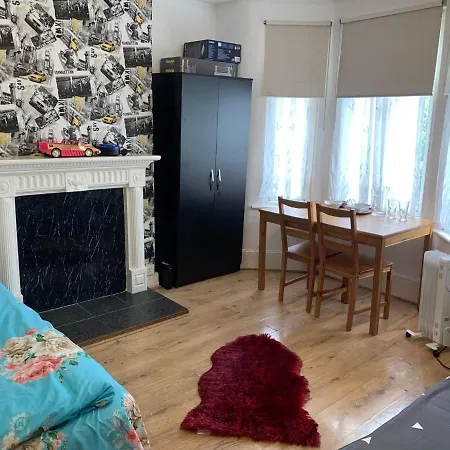 Double Bedroom Near The St Street Rail Station London