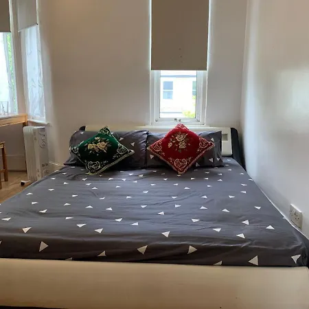 Double Bedroom Near The St Street Rail Station Guest house