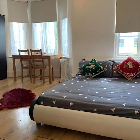 Double Bedroom Near The St Street Rail Station Guest house