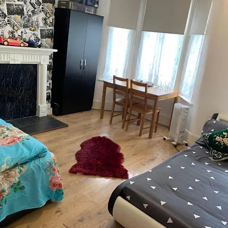 Double Bedroom Near The St Street Rail Station Guest house