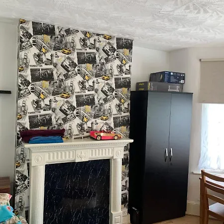 Double Bedroom Near The St Street Rail Station *