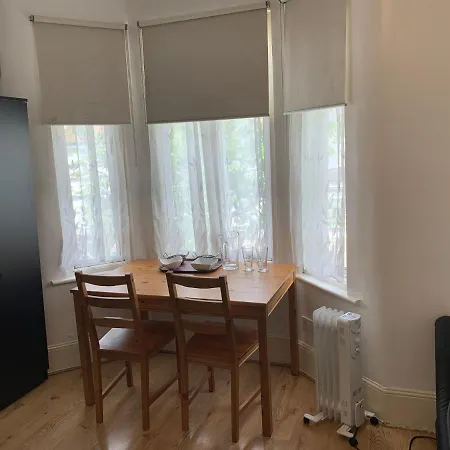 Guest house Double Bedroom Near The St Street Rail Station
