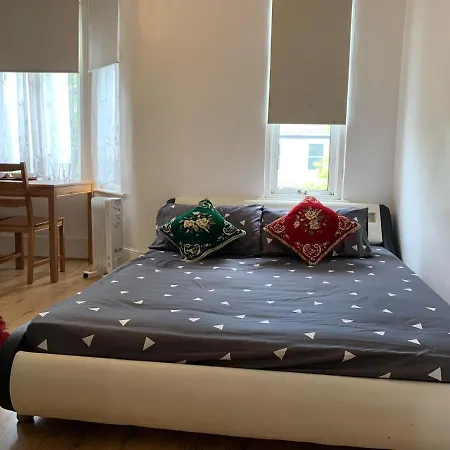 Guest house Double Bedroom Near The St Street Rail Station *