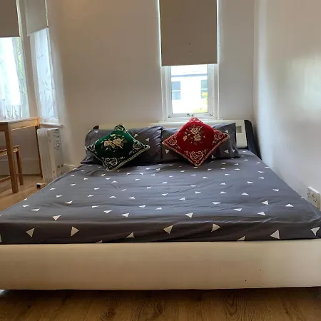 Guest house Double Bedroom Near The St Street Rail Station London