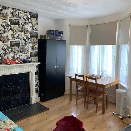 Double Bedroom Near The St Street Rail Station London