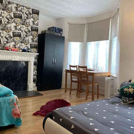 Double Bedroom Near The St Street Rail Station Guest house *
