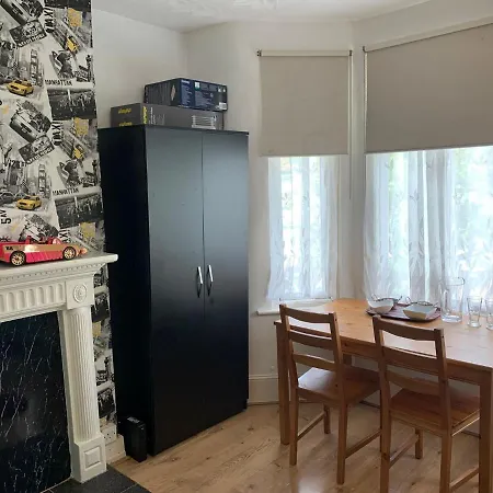 Guest house Double Bedroom Near The St Street Rail Station