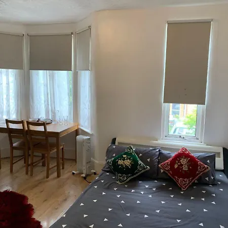 Guest house Double Bedroom Near The St Street Rail Station *