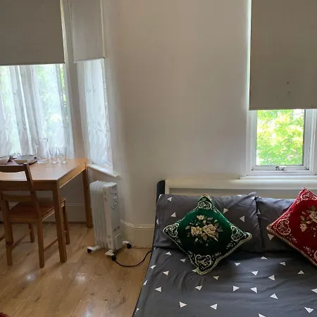 Double Bedroom Near The St Street Rail Station Guest house *