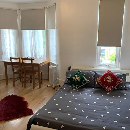 Guest house Double Bedroom Near The St Street Rail Station