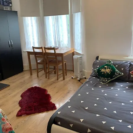 Double Bedroom Near The St Street Rail Station Guest house