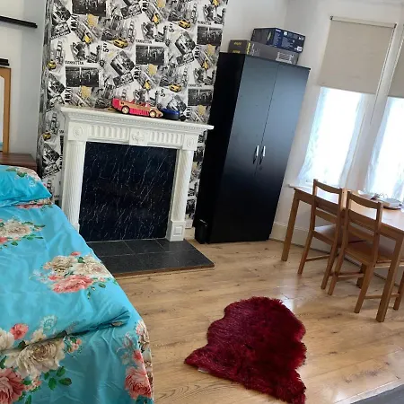 Guest house Double Bedroom Near The St Street Rail Station
