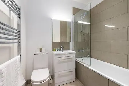 Trendy East Flat Sh11
