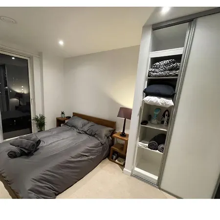 Bright Spacious En-suite W/ Views - 8min From Bridge!