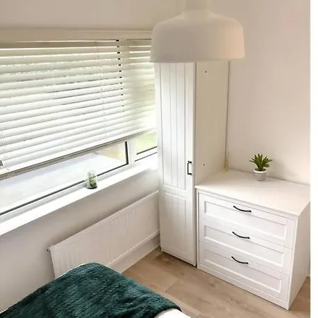 Unique 4 Bed Detached House In East Holiday home *
