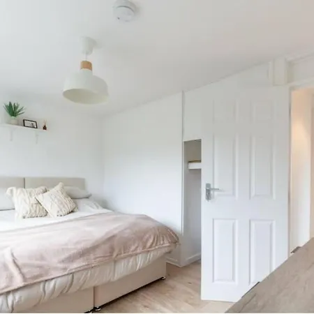 Unique 4 Bed Detached House In East Holiday home London