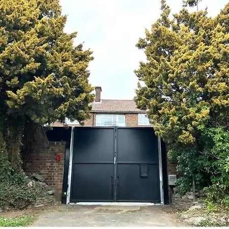Unique 4 Bed Detached House In East Holiday home