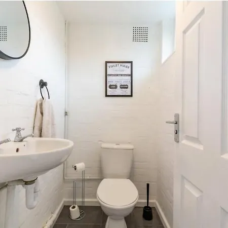 Unique 4 Bed Detached House In East