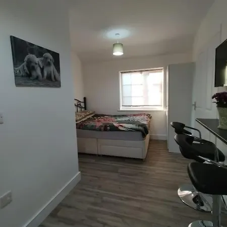 Apartment Stylish Studio Flat With Parking Enfield