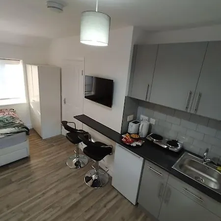 Stylish Studio Flat With Parking