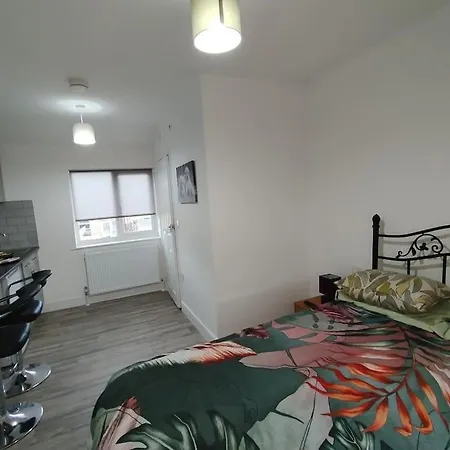 Stylish Studio Flat With Parking * Enfield
