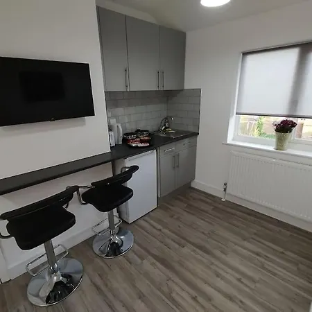 Stylish Studio Flat With Parking Apartment Enfield