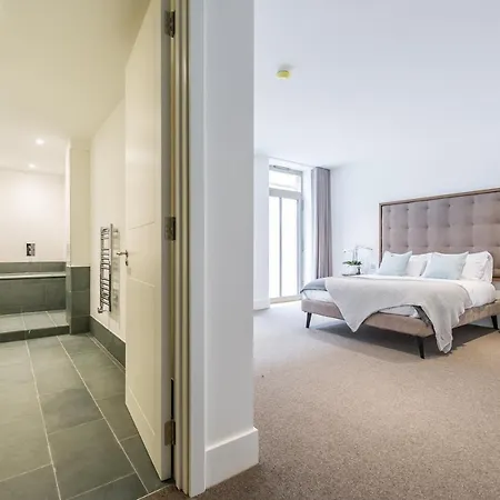 Stunning Building, Walking Distance To Broadway Tube! Appartement