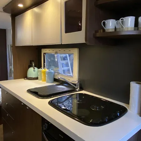 The Secret & Hideaway Caravan Lodge *
