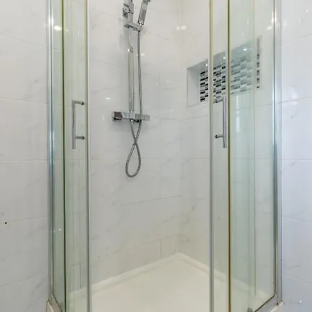 Rush House By Sr Short Lets & Serviced Heathrow Windsor - Perfect For Monthly Relocation & Business Contractors Big Groups בית נופש *