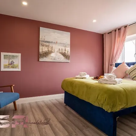 Rush House By Sr Short Lets & Serviced Heathrow Windsor - Perfect For Monthly Relocation & Business Contractors Big Groups * Northolt (Greater London)