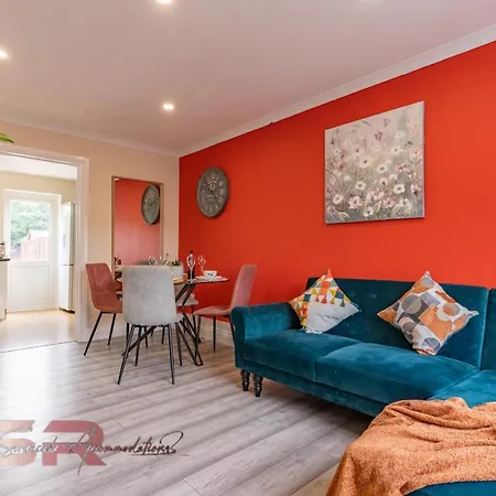Rush House By Sr Short Lets & Serviced Heathrow Windsor - Perfect For Monthly Relocation & Business Contractors Big Groups